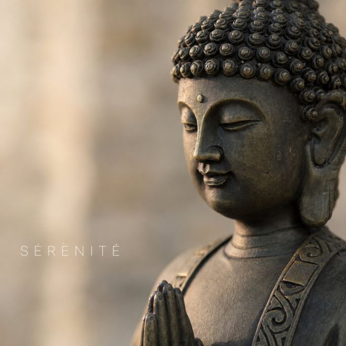 Große Buddha-Figur in Bronzeoptik, sitzend, 38 cm