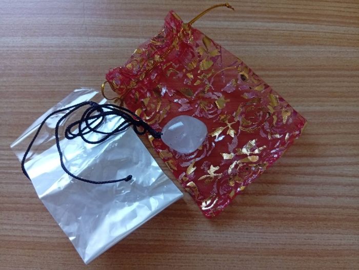 Anhänger aus Rosenquarz mit Band und Geschenkbeutel
