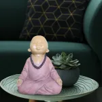 Meditierender Baby-Mönch aus Polyresin, rosa, 13,7 cm