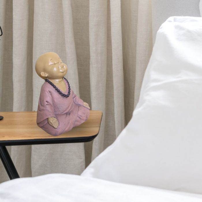 Meditierender Baby-Mönch aus Polyresin, rosa, 13,7 cm