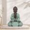 Sitzende Buddha-Figur mit grünem Gewand, 20 cm