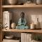 Sitzende Buddha-Figur mit grünem Gewand, 20 cm
