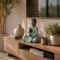 Sitzende Buddha-Figur mit grünem Gewand, 20 cm