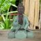Sitzende Buddha-Figur mit grünem Gewand, 20 cm
