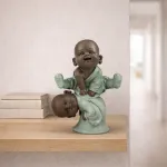Zwei spielende Mönche „Jump“ aus Polyresin, 12 cm